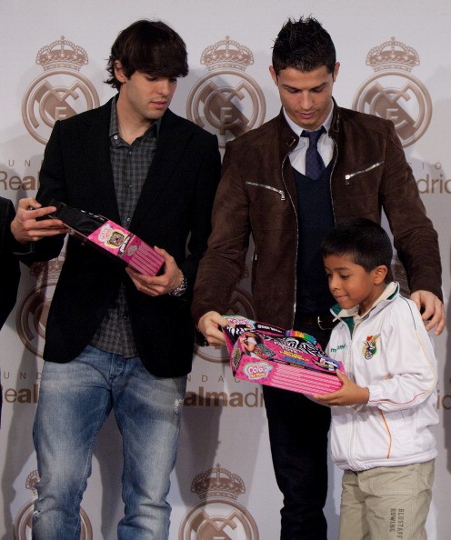 Ngay cả khi trao quà Giáng sinh cho trẻ em thủ đô Madrid.